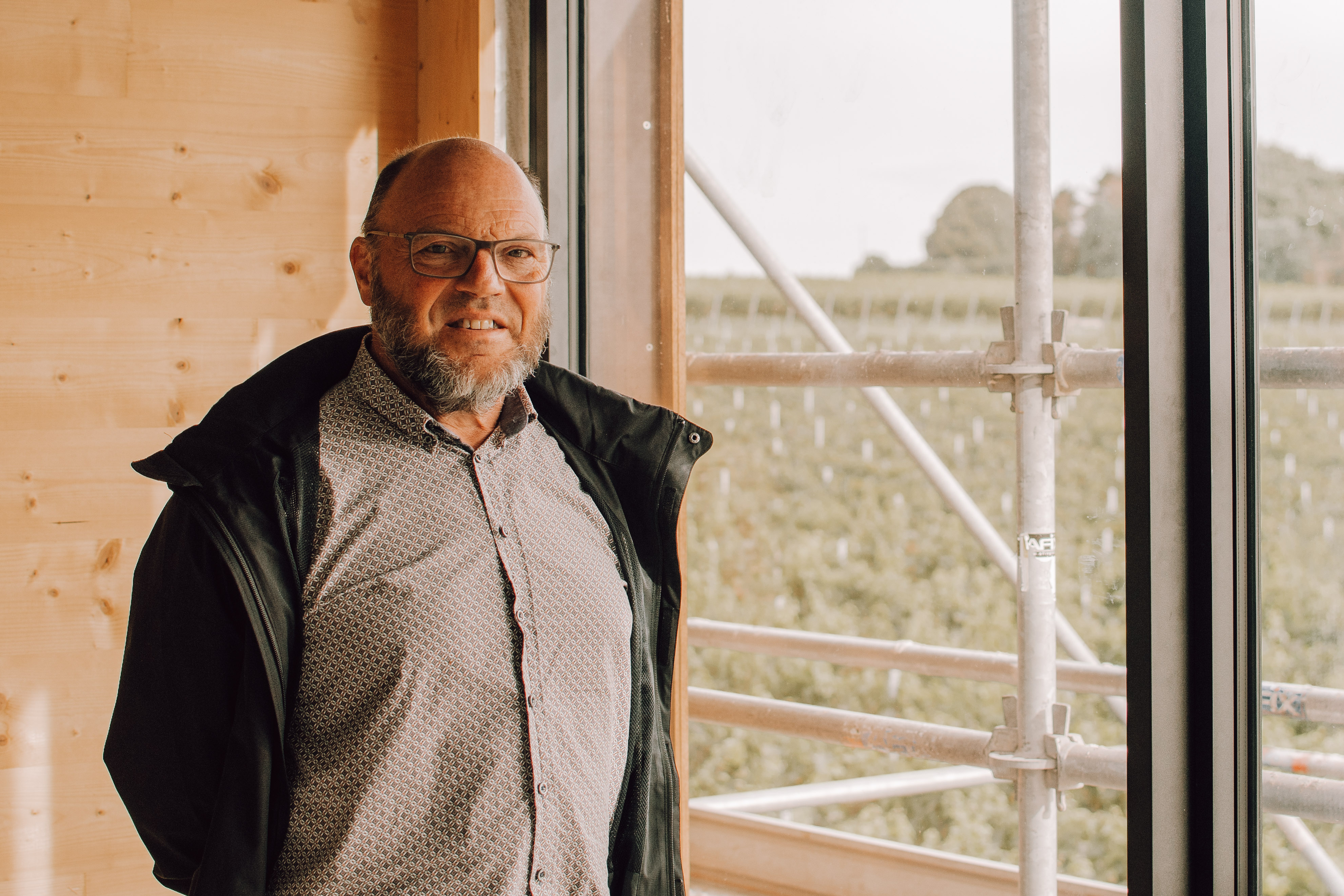 Tom Van den Bossche in een houtbouwproject in aanbouw